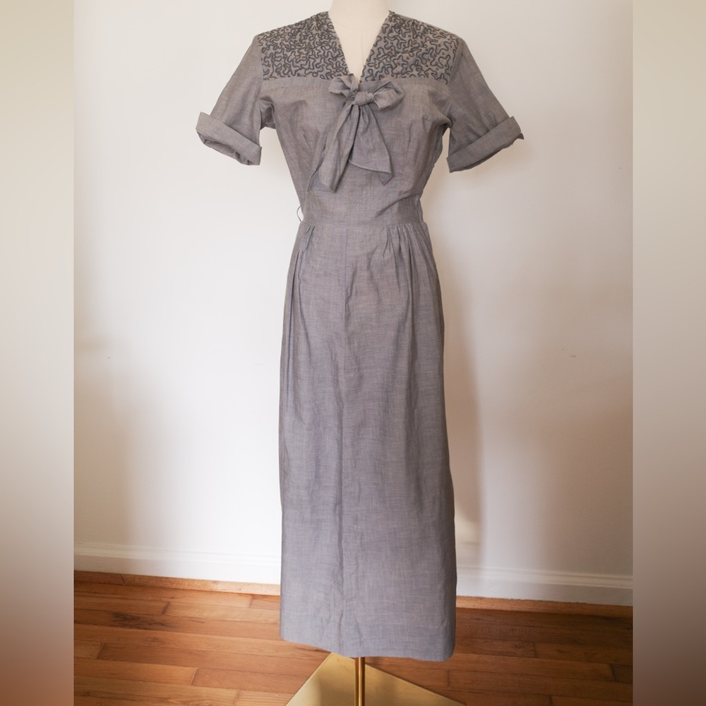 1940s vintage  Squiggle and gem detail dress